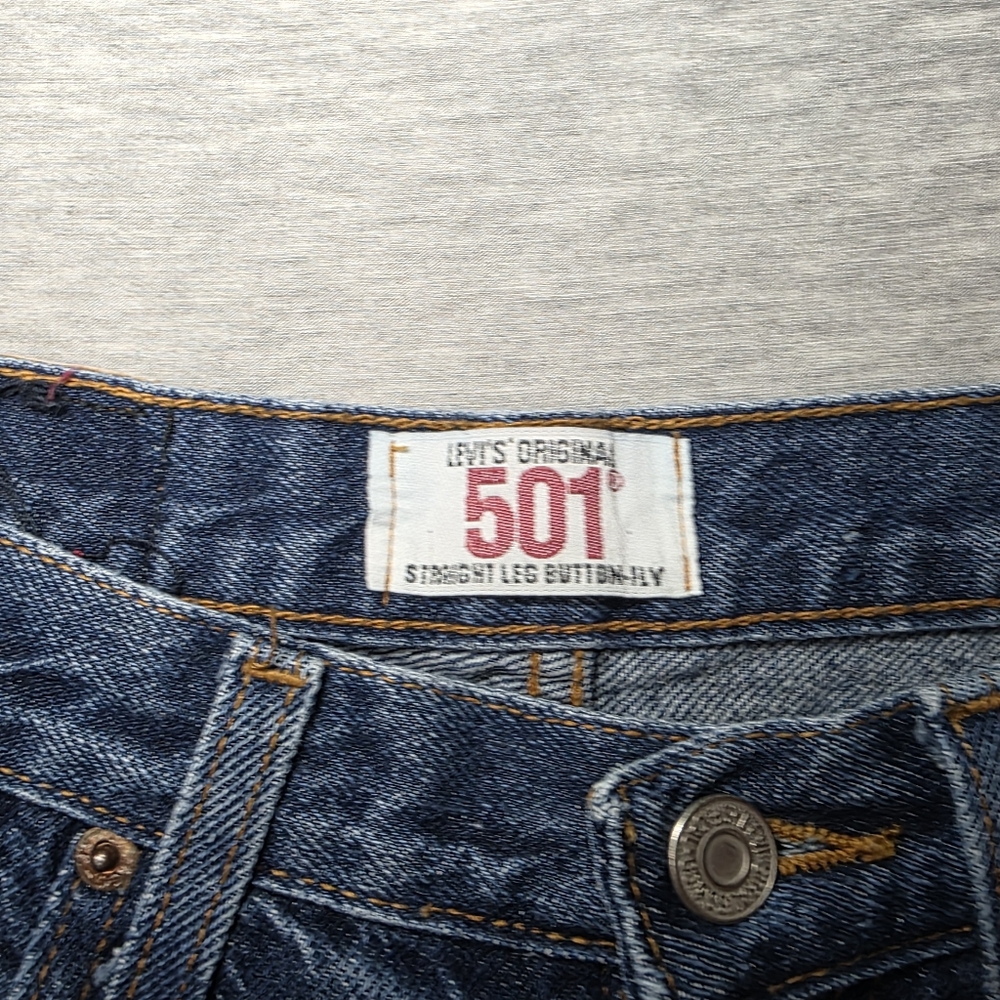 Levis 501 Blue Straight-Leg Jeans with Classic Design 32x30 Vintage Y2k Denim - Picture 3 of 8